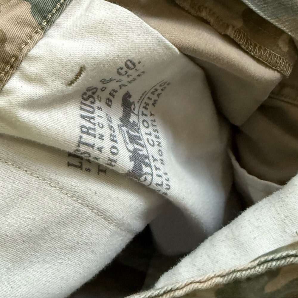 Levi’s|Men’s Olive Camouflage Cargo Shorts, size 40•••Summer closet staple - Picture 9 of 14